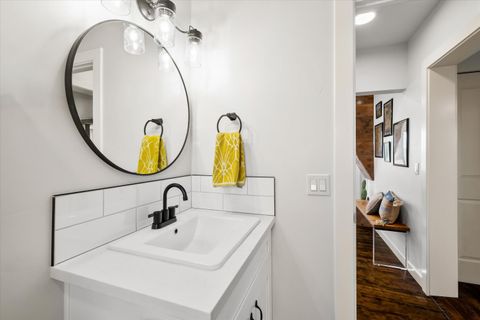 Tiny photo for 533 SW 4th Street, Redmond, OR 97756 (MLS # 220212555)