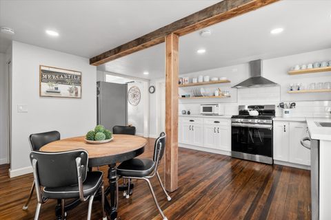 Tiny photo for 533 SW 4th Street, Redmond, OR 97756 (MLS # 220212555)