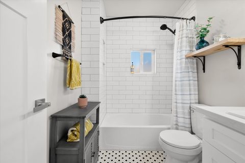 Tiny photo for 533 SW 4th Street, Redmond, OR 97756 (MLS # 220212555)