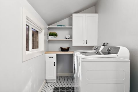 Tiny photo for 533 SW 4th Street, Redmond, OR 97756 (MLS # 220212555)