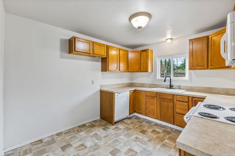 Tiny photo for 1141 SE Lewis Street, Dallas, OR 97338 (MLS # 220212998)