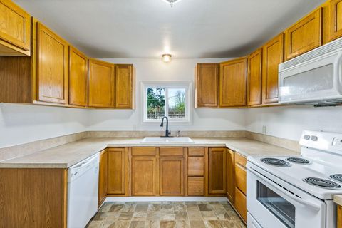 Tiny photo for 1141 SE Lewis Street, Dallas, OR 97338 (MLS # 220212998)