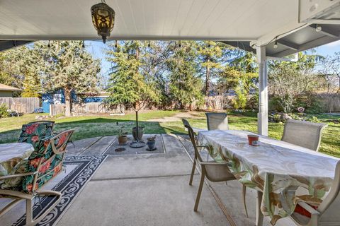Tiny photo for 201 S Rose Street, Phoenix, OR 97535 (MLS # 220213988)