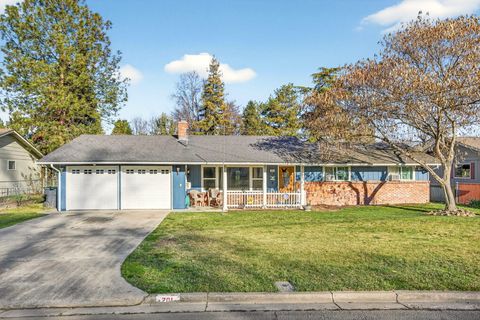 Photo of 201 S Rose Street, Phoenix, OR 97535 (MLS # 220213988)