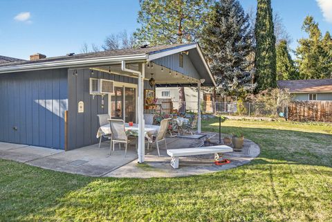 Tiny photo for 201 S Rose Street, Phoenix, OR 97535 (MLS # 220213988)