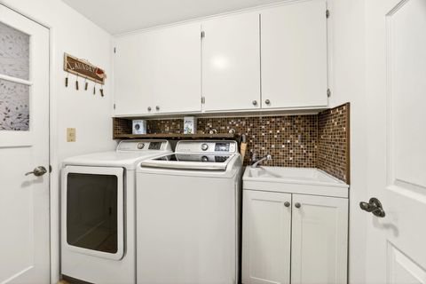 Tiny photo for 201 S Rose Street, Phoenix, OR 97535 (MLS # 220213988)