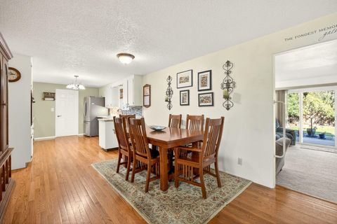 Tiny photo for 201 S Rose Street, Phoenix, OR 97535 (MLS # 220213988)