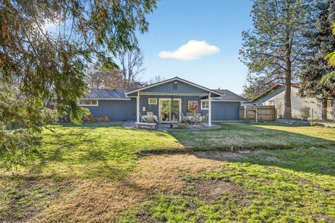 Tiny photo for 201 S Rose Street, Phoenix, OR 97535 (MLS # 220213988)