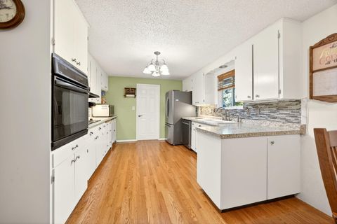 Tiny photo for 201 S Rose Street, Phoenix, OR 97535 (MLS # 220213988)