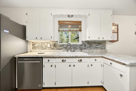 Tiny photo for 201 S Rose Street, Phoenix, OR 97535 (MLS # 220213988)