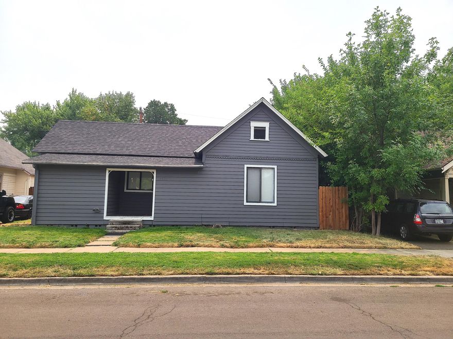 Looking for a nice cottage style home at an affordable price? This is the one for you!! This nicely remodeled 1920 built home features 2 bedrooms, 1 large full bathroom and spacious living room. Large 0.12 acre lot with back-alley access for extra parking (maybe for RV?) and fully fenced backyard. The 2019 remodel included kitchen, flooring, large laundry room, fixtures, electrical, paved driveway, patio deck and fencing. The home also has new interior paint, water heater, blinds and more!  Enjoy cooking in the large kitchen with gas stove or entertain out on the deck under the gazebo. Don't miss out on this gem!