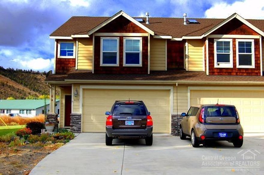 Beautiful townhome near Meadow Lakes Golf Course. Well kept 1788sf home featuring 3 bedrooms, 2 1/2 baths plus office/den. Open floor plan with arched entryway, high ceilings, dining area with slider to deck. Large green space in backyard, maintained by HOA overlooking golf course nestled at the base of the rimrocks and borders the Crooked River. Nicely situated in small group of townhomes which include fenced park area and playground. Easy walk to town, close to schools, fairgrounds and recreation.