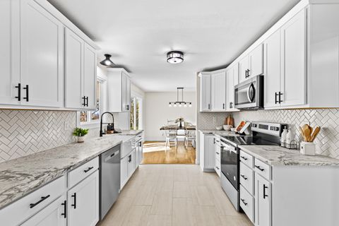 Tiny photo for 885 Mountain View Drive, Eagle Point, OR 97524 (MLS # 220212607)