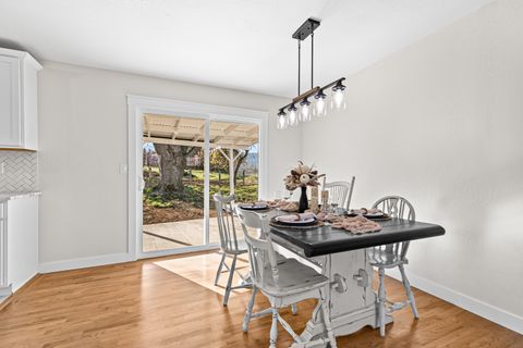 Tiny photo for 885 Mountain View Drive, Eagle Point, OR 97524 (MLS # 220212607)