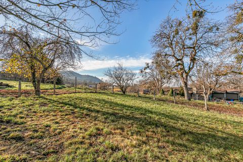 Tiny photo for 885 Mountain View Drive, Eagle Point, OR 97524 (MLS # 220212607)