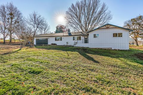 Photo of 885 Mountain View Drive, Eagle Point, OR 97524 (MLS # 220212607)