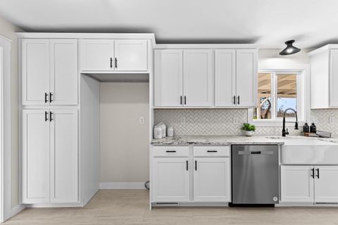 Tiny photo for 885 Mountain View Drive, Eagle Point, OR 97524 (MLS # 220212607)