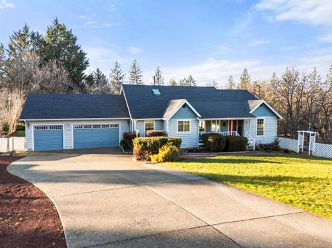 Photo of 334 Village Lane, Grants Pass, OR 97527 (MLS # 220214938)