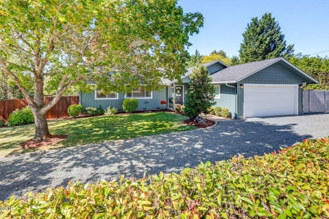 Photo of 529 Broadway Street, Rogue River, OR 97537 (MLS # 220229398)