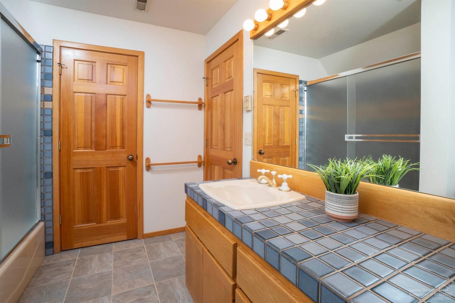 Los Serranos - Residential