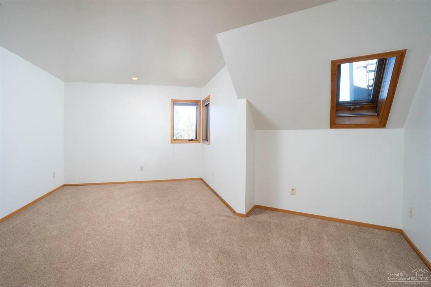 Los Serranos - Residential