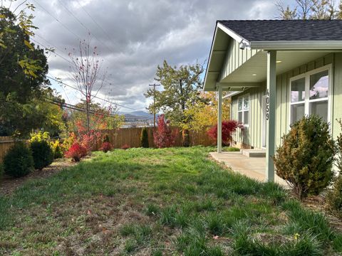 Tiny photo for 4059 Fern Valley Road, Phoenix, OR 97535 (MLS # 220211818)