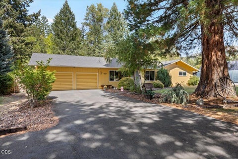 Photo of 333 Earhart Road, Rogue River, OR 97537 (MLS # 220228478)