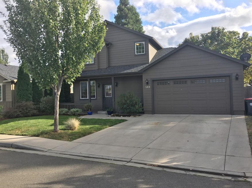 This home is move-in ready. Great location and home. Located in an extremely nice neighborhood and in the desirable Griffin Creek School District. The Home has 3 bedrooms and 2 1/2 baths. Master bedroom has a walk-in closet and the master bathroom is a good size with a double sink vanity. The home has a fenced backyard with a covered patio and a little garden area. Requires an appointment to tour.