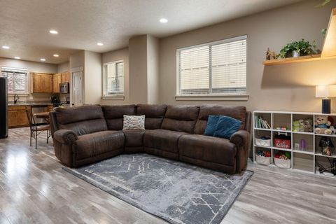 Tiny photo for 63113 De Haviland Court, Bend, OR 97701 (MLS # 220219756)