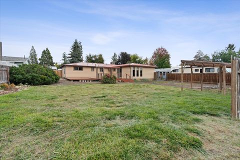 Tiny photo for 3420 Madison Street, Klamath Falls, OR 97603 (MLS # 220210682)