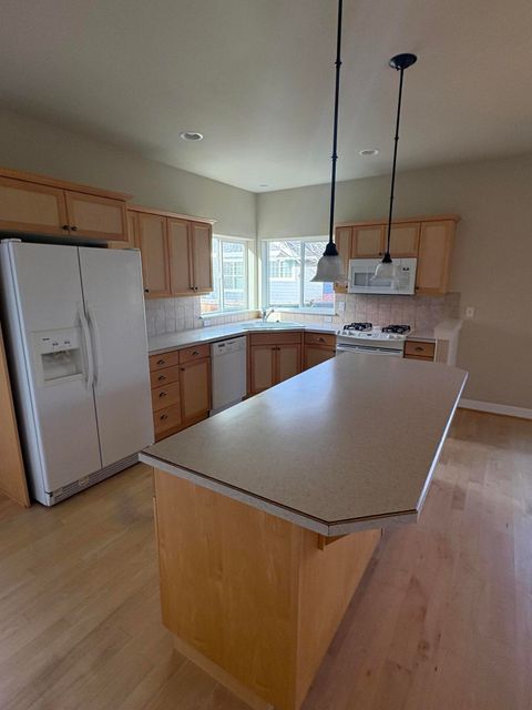 Tiny photo for 1642 NW Hemlock Avenue, Redmond, OR 97756 (MLS # 220217506)