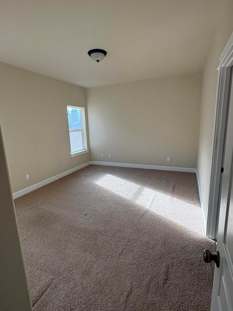 Tiny photo for 1642 NW Hemlock Avenue, Redmond, OR 97756 (MLS # 220217506)