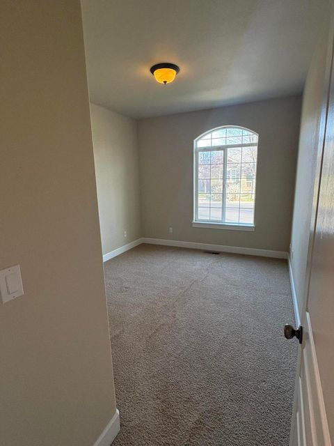 Tiny photo for 1642 NW Hemlock Avenue, Redmond, OR 97756 (MLS # 220217506)