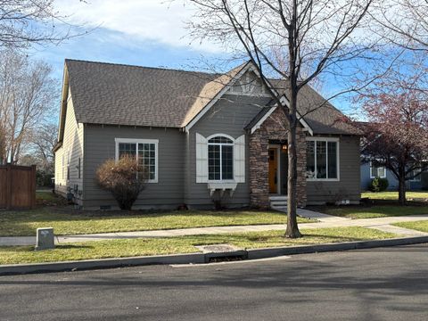 Tiny photo for 1642 NW Hemlock Avenue, Redmond, OR 97756 (MLS # 220217506)