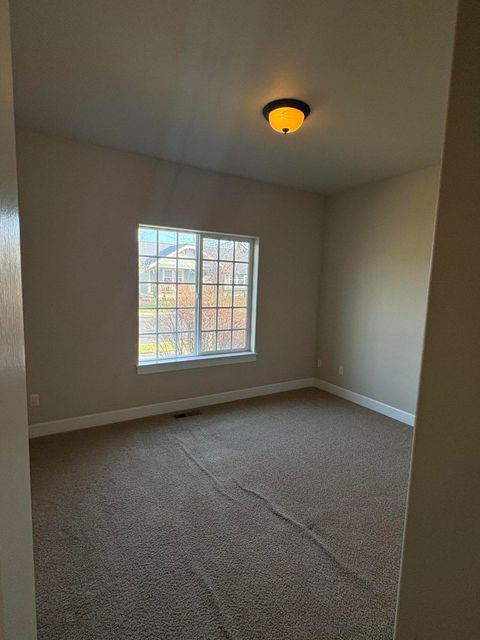 Tiny photo for 1642 NW Hemlock Avenue, Redmond, OR 97756 (MLS # 220217506)