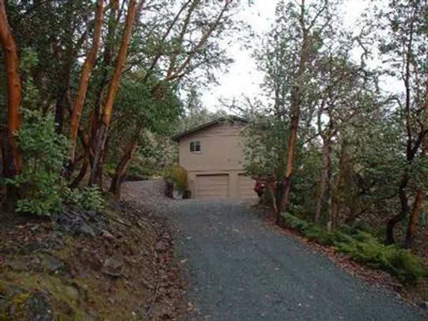 First Time On Market! Pride Of Ownership Here! Immaculate Conditon. Nestled In Hillside Setting W/Fantastic View Of Mountains And Valley. Home W/2bd, 2ba, 1592 Sf On Main Flr., Lg Walk-in Closet In Mastr Bd Mastr Ba W/ Jetted Tb. 2nd