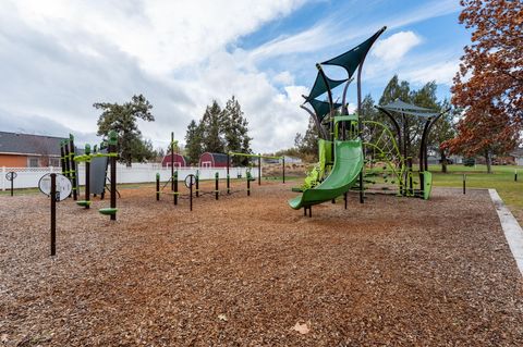 Tiny photo for 2610 SW 23rd Street #UNIT 15, Redmond, OR 97756 (MLS # 220211626)