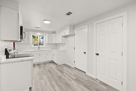 Tiny photo for 2909 Ingalls Drive, White City, OR 97503 (MLS # 220211714)