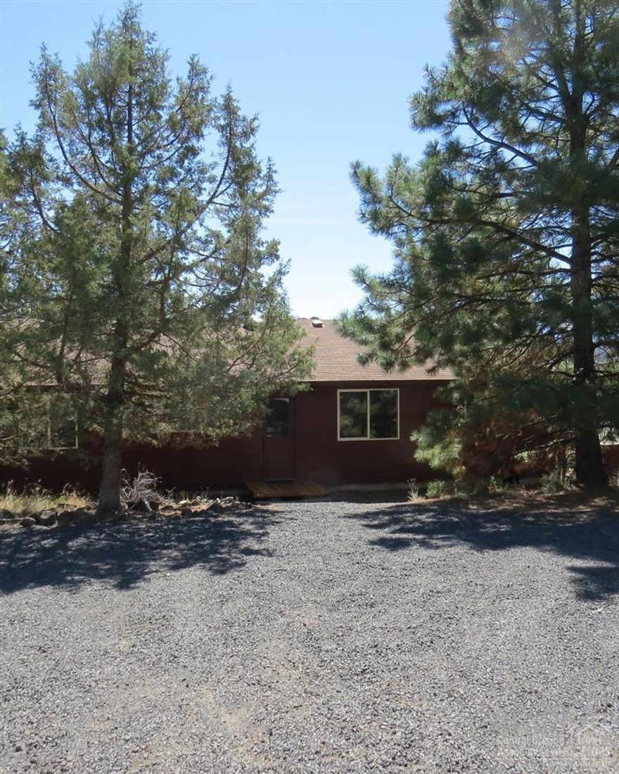 Vacation home or live year around, close to lake and BLM property. 3 bedroom 1 bath home with 1140 sq ft. Stainless steal appliances. Elect Fire place, Greenhouse, shed, On half acre + lot. Double Carport. Plenty room for parking RVs and boat. Large deck for entertaining. Great View.