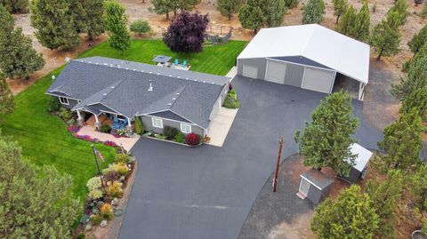Photo of 4839 S Sioux Loop, Prineville, OR 97754 (MLS # 220219787)