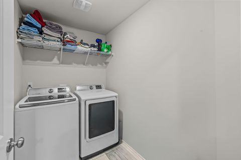 Tiny photo for 1287 NW Upas Avenue, Redmond, OR 97756 (MLS # 220211118)