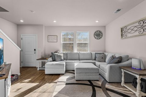 Tiny photo for 1287 NW Upas Avenue, Redmond, OR 97756 (MLS # 220211118)