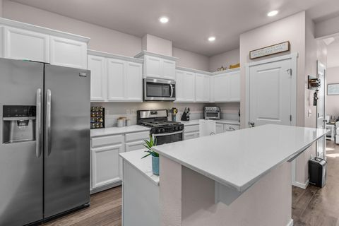 Tiny photo for 1287 NW Upas Avenue, Redmond, OR 97756 (MLS # 220211118)