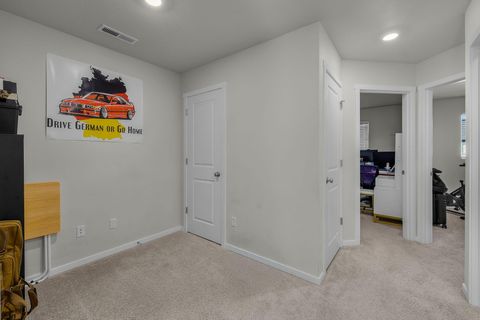 Tiny photo for 1287 NW Upas Avenue, Redmond, OR 97756 (MLS # 220211118)