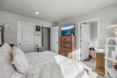 Tiny photo for 1287 NW Upas Avenue, Redmond, OR 97756 (MLS # 220211118)