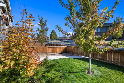 Tiny photo for 1287 NW Upas Avenue, Redmond, OR 97756 (MLS # 220211118)