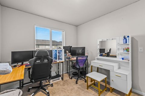 Tiny photo for 1287 NW Upas Avenue, Redmond, OR 97756 (MLS # 220211118)