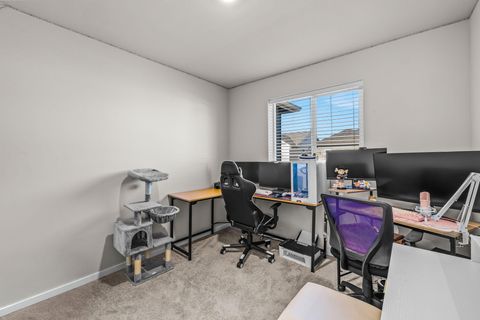 Tiny photo for 1287 NW Upas Avenue, Redmond, OR 97756 (MLS # 220211118)