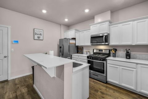 Tiny photo for 1287 NW Upas Avenue, Redmond, OR 97756 (MLS # 220211118)