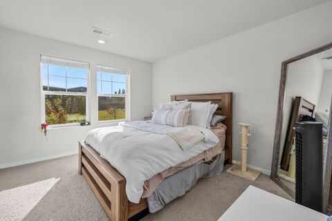 Tiny photo for 1287 NW Upas Avenue, Redmond, OR 97756 (MLS # 220211118)